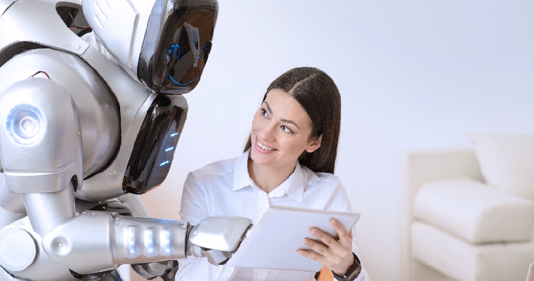 Helfender Roboter mit Mensch