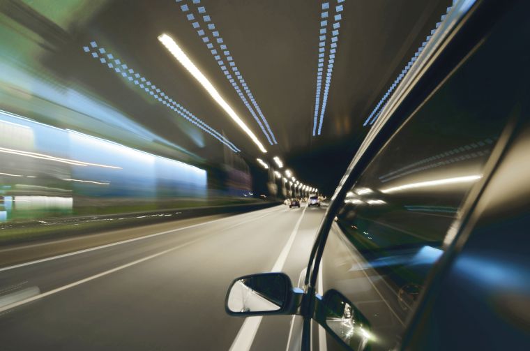 Fahrzeug auf einer Straße
